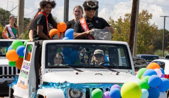 Stanhope Elmore celebrates homecoming week with parade, senior pond jump